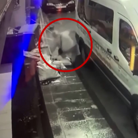 İzmirde yaşlı kadın kapağı çalınan rögar çukuruna düştü: O anlar kamerada